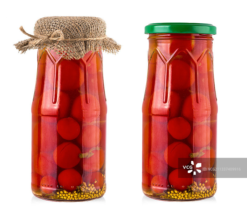 玻璃罐内的腌樱桃番茄，白色背景图片素材