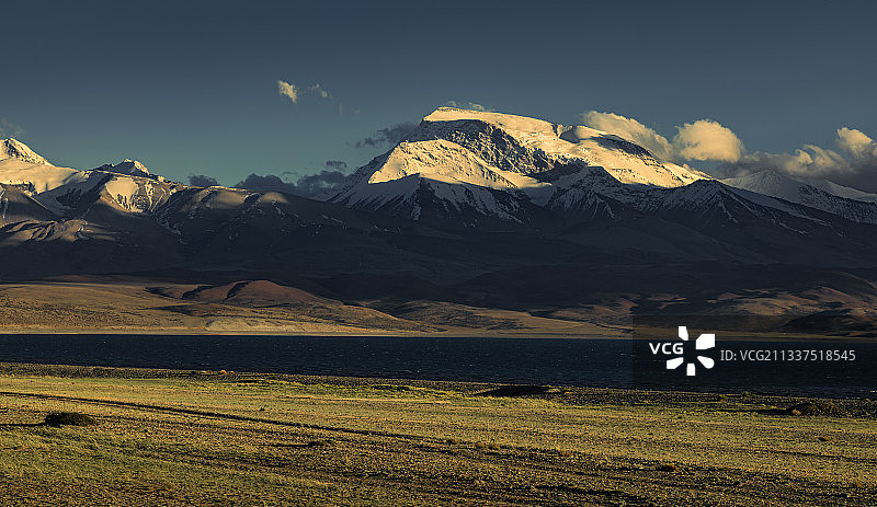 日落时，西藏阿里纳木那尼雪山的日照金山图片素材
