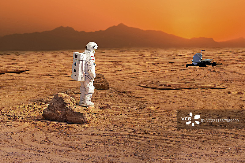 宇航员和火星车在火星上执行任务图片素材