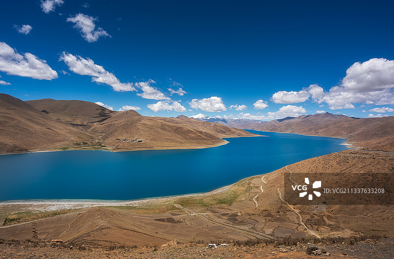 西藏浪卡子县羊卓雍措湖与远处的宁金抗沙峰图片素材