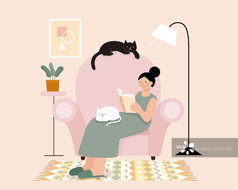 女人在家中沙发上放松地阅读图片素材