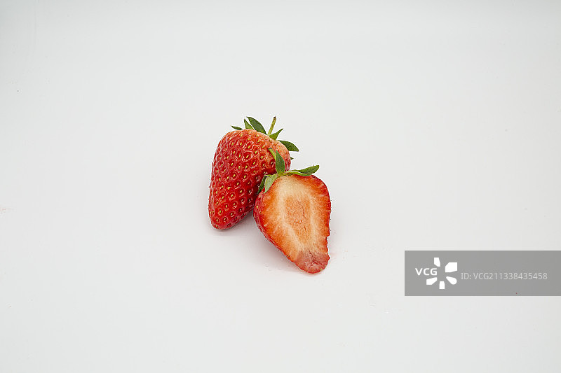 白色背景下的草莓图片素材