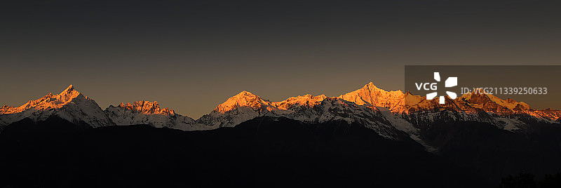 梅里雪山日出，云南迪庆梅里十三峰，主峰卡瓦博格图片素材