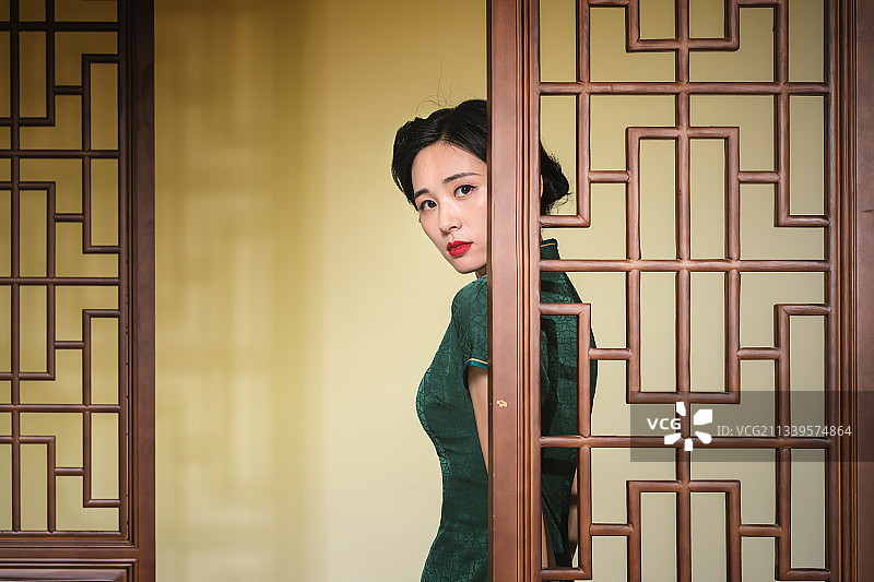 穿旗袍的亚洲女性图片素材