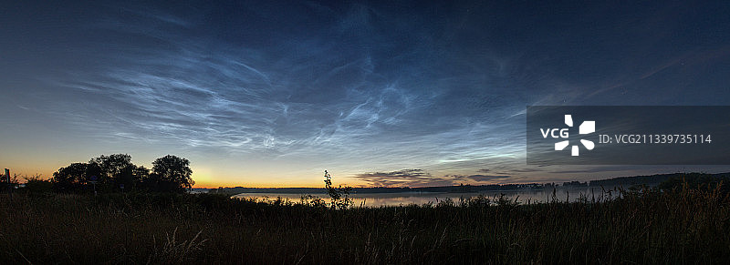 风景的田野对天空日落，立陶宛图片素材