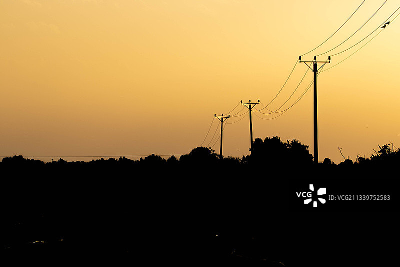 以色列，日落时分天空中电塔的剪影图片素材