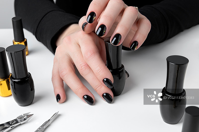 在桌子上用指甲油修剪的女人的手图片素材