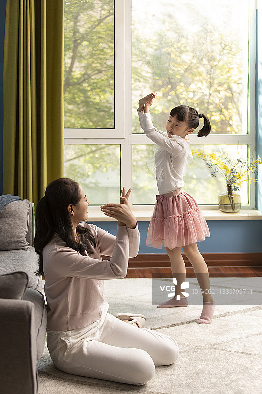 年轻母女俩在家跳舞图片素材
