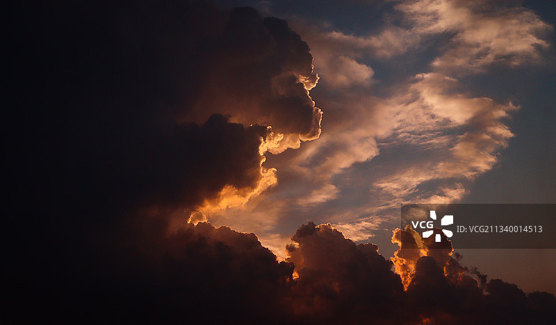 日落时阳光透过云层的低角度视图图片素材