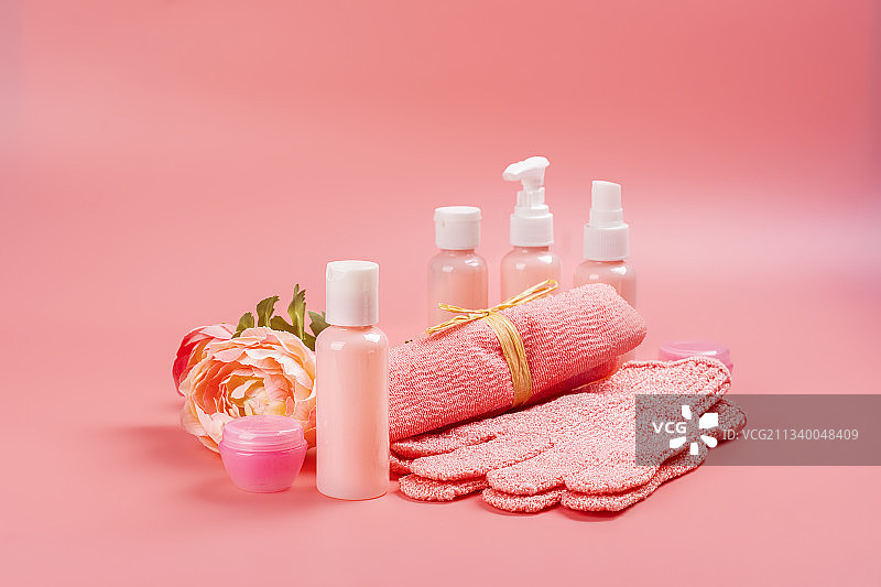 粉红色背景下的美容产品特写图片素材