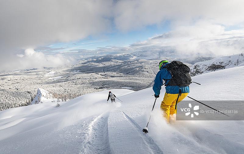 在斯洛文尼亚波克茹卡雪山上滑雪的人们的后视图图片素材