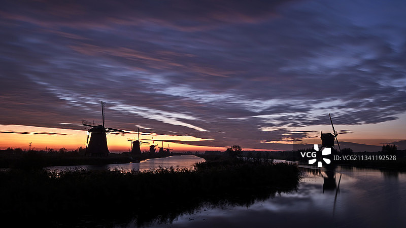 夕阳下的城市剪影，Kinderdijk，荷兰图片素材