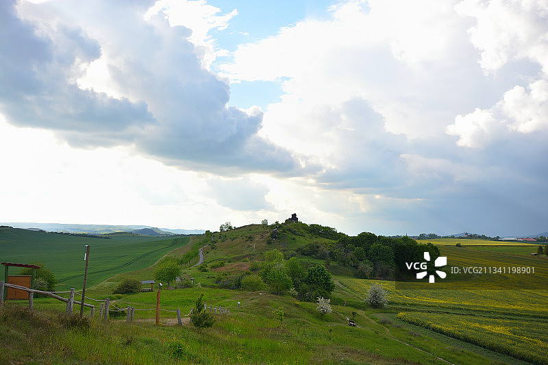 天空映衬下的农田风景图片素材