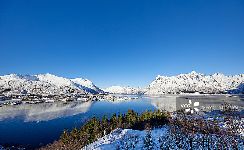 挪威罗浮敦湖和白雪皑皑的山脉的风景，湛蓝的天空图片素材