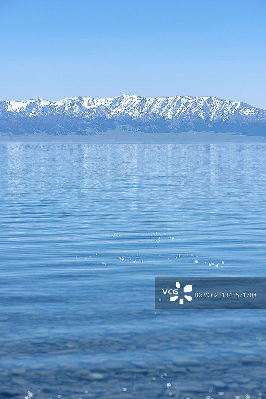 蓝色天空下的雪山与湖图片素材
