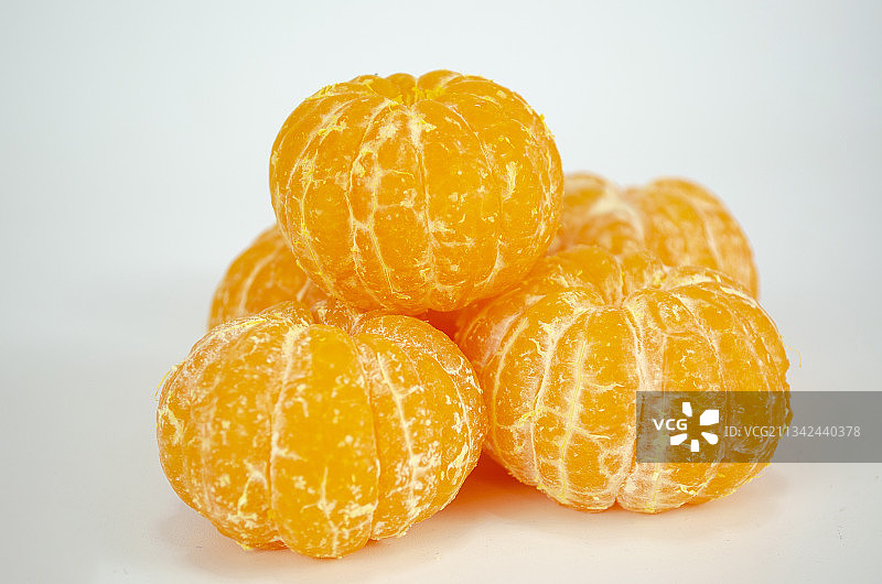 橙色水果在白色背景下的特写图片素材