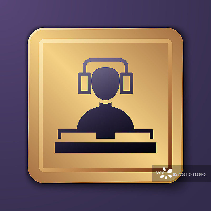 紫色DJ戴着耳机在前面录音图片素材