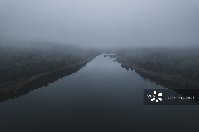 多雾天气下的湖景图片素材