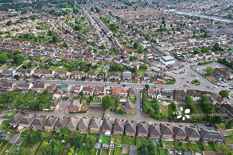 英国，卢顿市，建筑之间的街道鸟瞰图图片素材