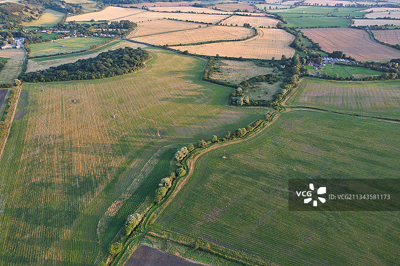 英国，哈灵顿，农田的鸟瞰图图片素材