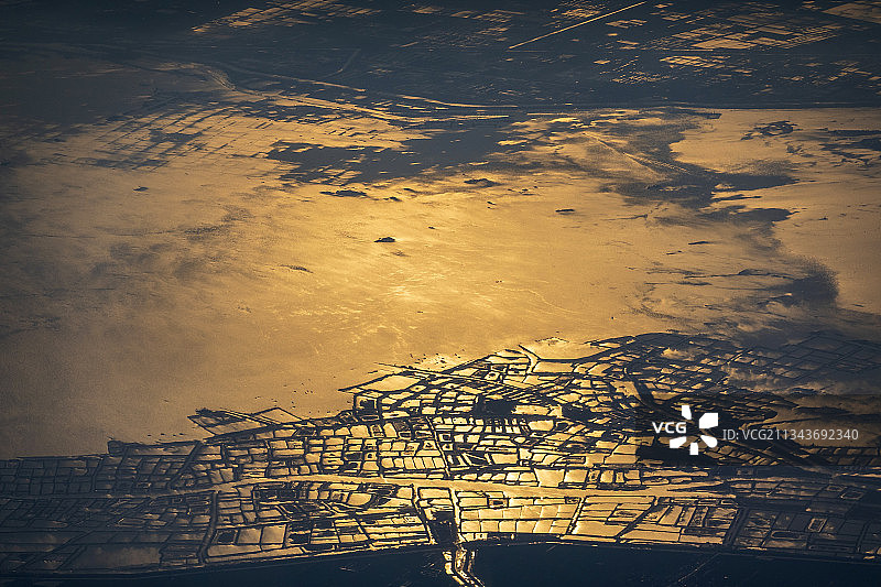高空航拍阳光下金色骆马湖图片素材