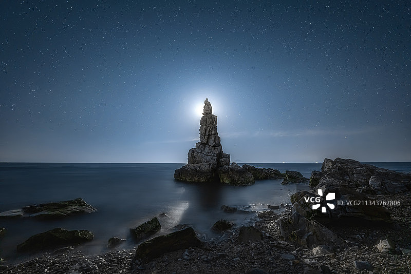 夜晚海边礁石月光星空大海静谧图片素材