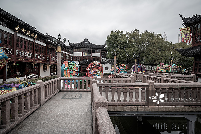 中国上海江南园林豫园和城隍庙九曲桥建筑图片素材