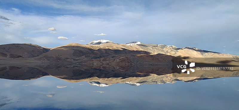 天空映衬下的湖和山的风景图片素材
