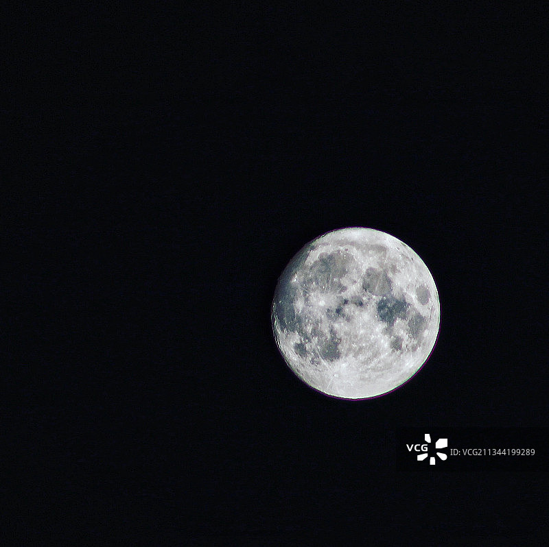 西班牙，夜晚月亮在晴朗天空下的低角度视图图片素材