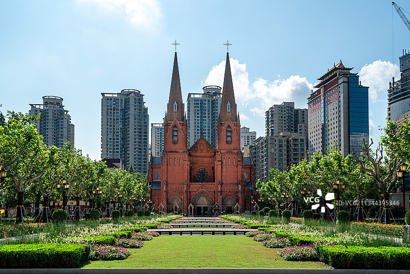 中国上海徐家汇天主堂老建筑和绿树草坪的广场图片素材