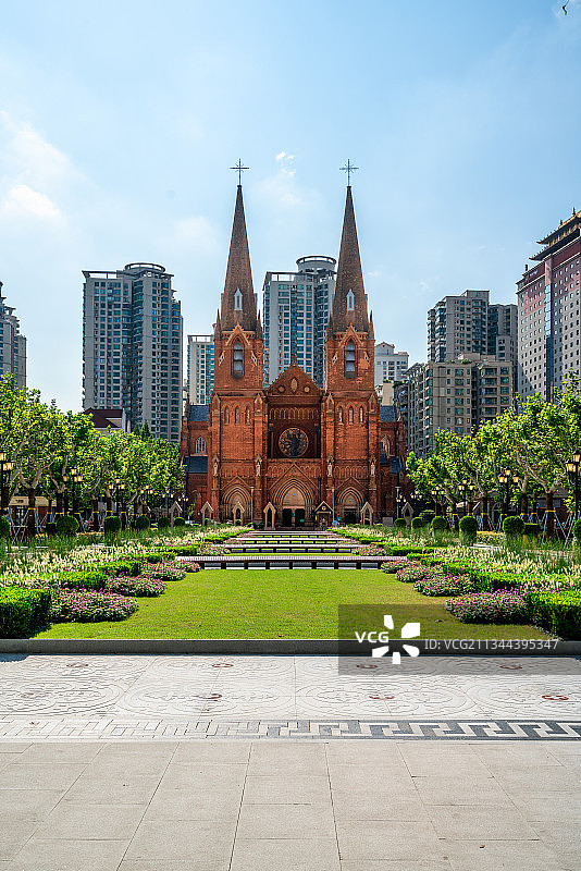 中国上海徐家汇天主堂老建筑和绿树草坪的广场图片素材