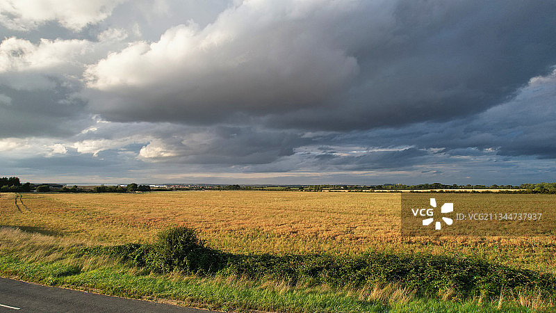 英国霍顿征服区，天空映衬下的农田风景图片素材
