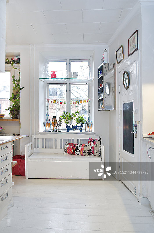 厨房窗户下的胸凳上铺着白色的木板图片素材