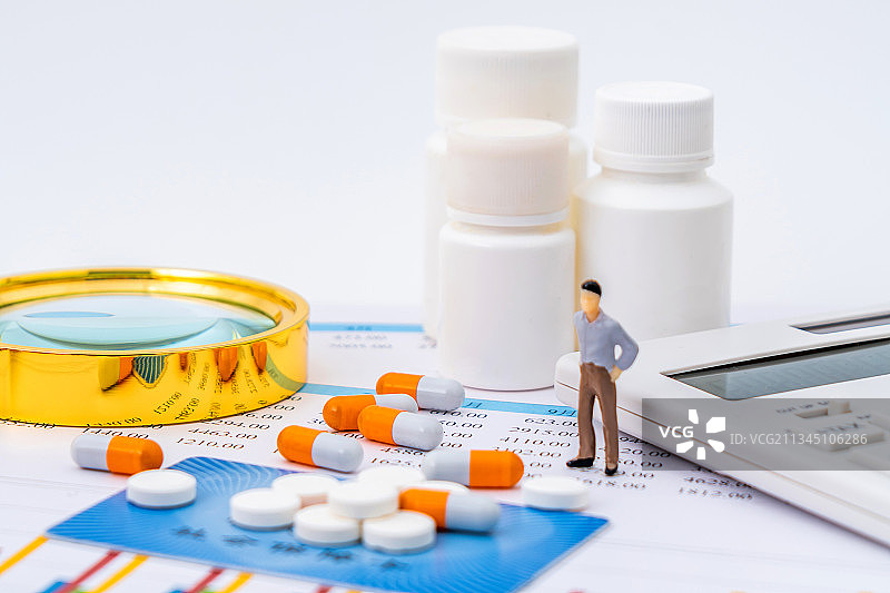 药品、社保卡医保卡和玩具小人——医疗保险概念图片素材