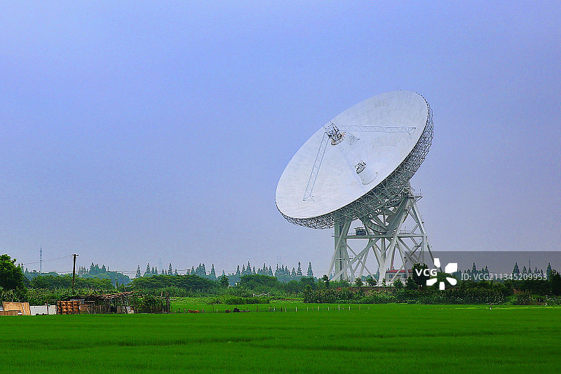 上海松江稻田里的雷达望远镜图片素材