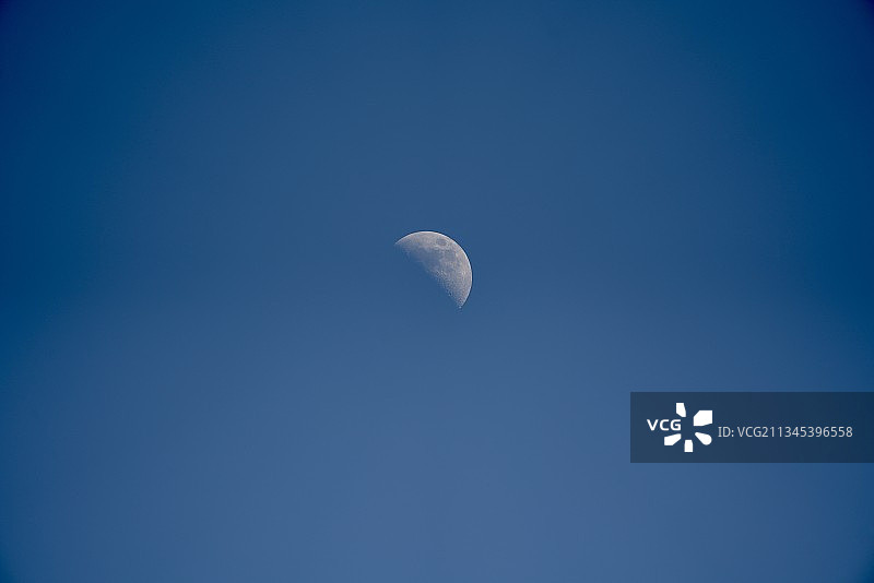 低角度的月亮对清澈的蓝天，印度尼西亚图片素材