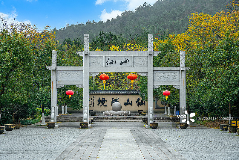 中国浙江湖州长兴仙山湖风景区和古建筑牌坊图片素材