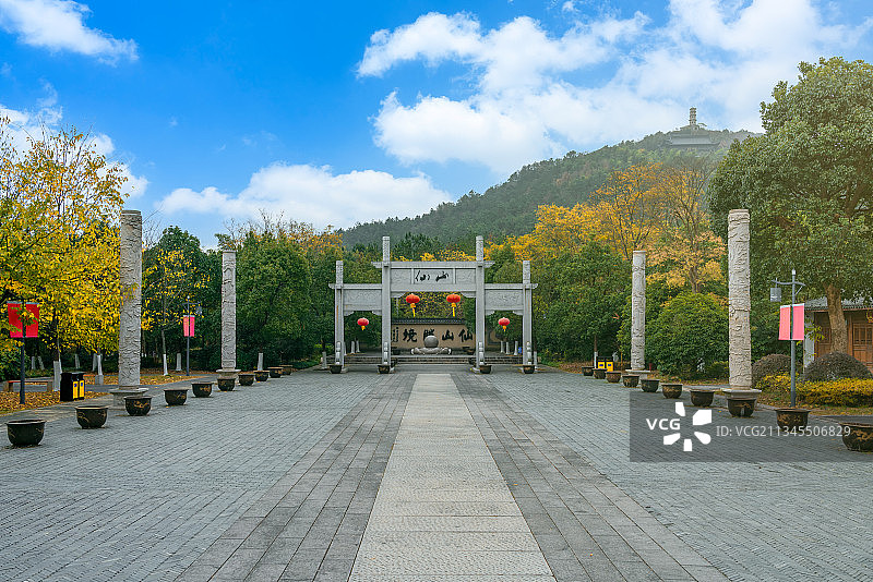 中国浙江湖州长兴仙山湖风景区和古建筑牌坊图片素材