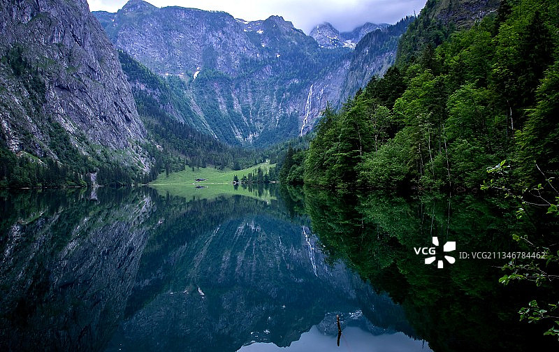 风景秀丽的湖泊山对天空，德国图片素材
