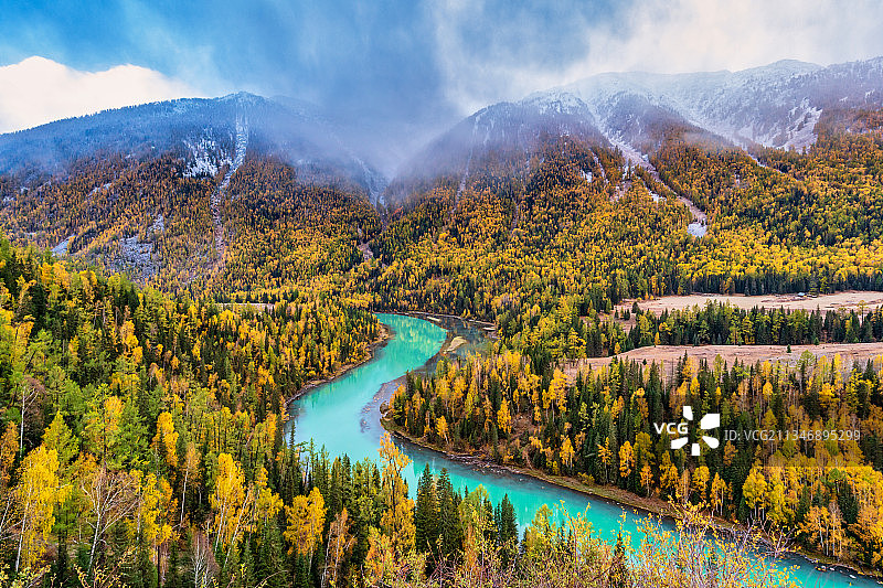 新疆喀纳斯秋季雪山秋色风光图片素材
