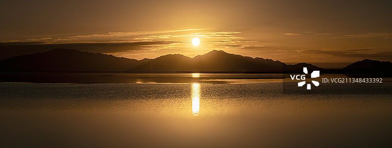 夏季青海旅行，夕阳时分的翡翠湖，日落风光图片素材