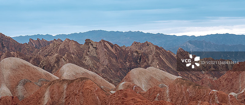 张掖旅行，蓝天下的七彩丹霞地质公园图片素材