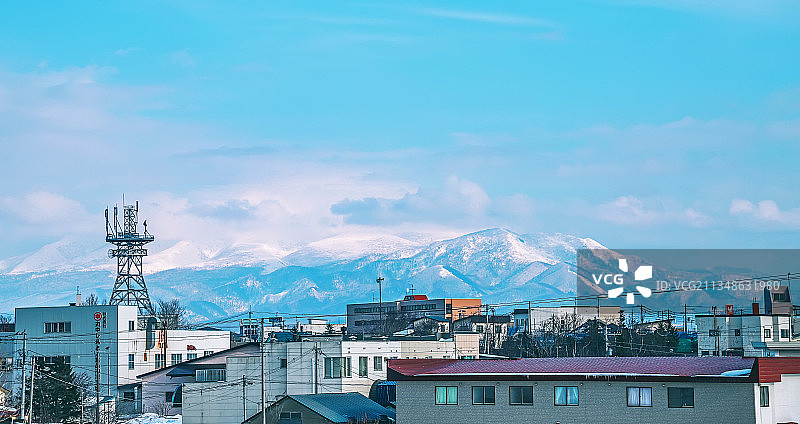 日本冬季旅行，北海道斜里町，被冰雪覆盖的小镇、海水与渔港图片素材