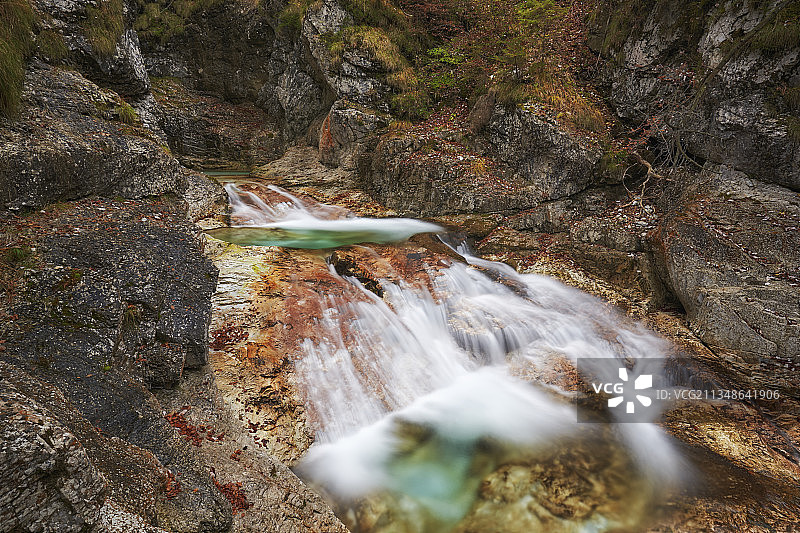 奥地利卡林西亚加尼岑克拉姆的天然水池。图片素材