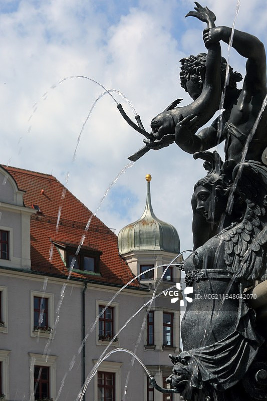 德国，巴伐利亚，奥格斯堡，斯瓦比亚，Rathausplatz, Augustusbrunnen喷泉人物图片素材