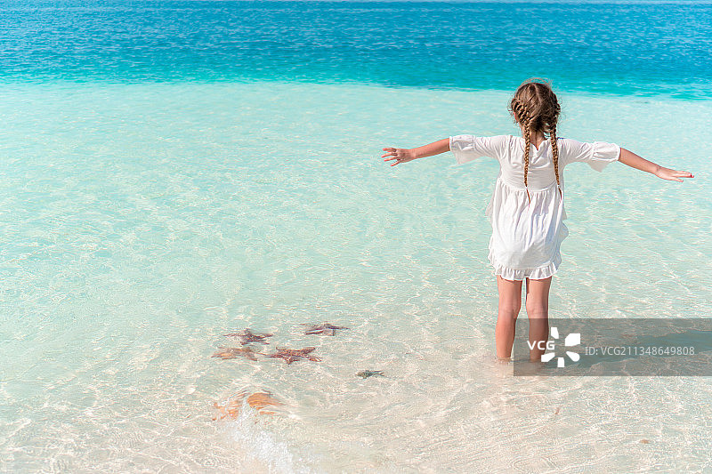 可爱快乐的小女孩在海滩度假愉快图片素材