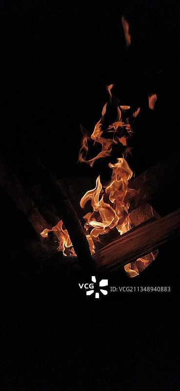 印度北阿坎德邦奈尼塔尔，夜晚篝火的特写镜头图片素材