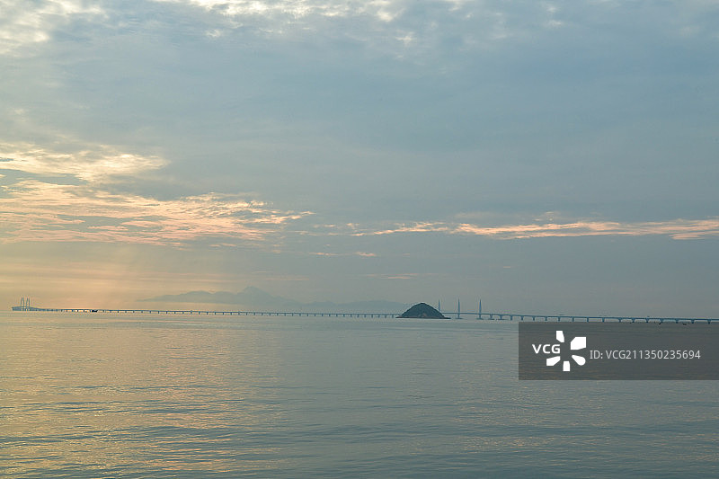 港珠澳大桥：日出海面映大桥 清晨风光图片素材