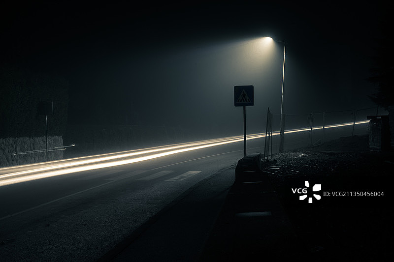 塞尔维亚，兹拉蒂博尔，夜晚空旷的马路图片素材