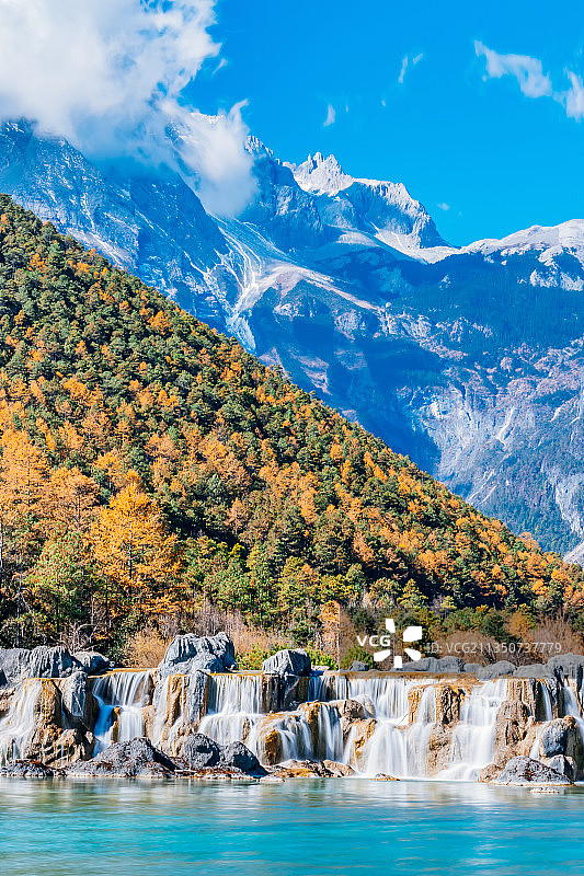 中国云南丽江玉龙雪山蓝月谷瀑布风光图片素材